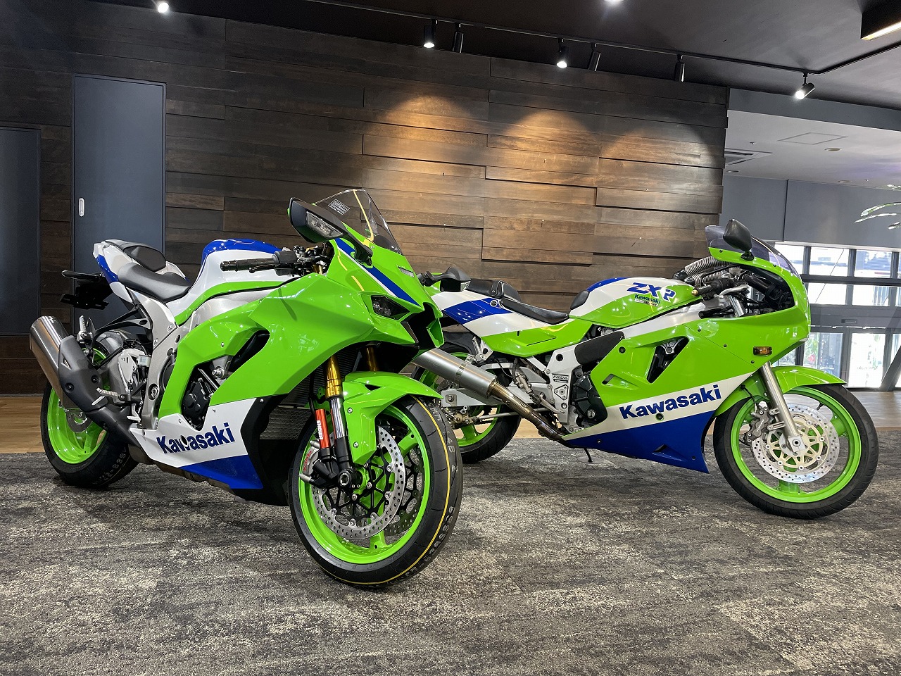 Ninja 40thアニバーサリーカラーの再現度は？ 『ZXR750』と比較しま 